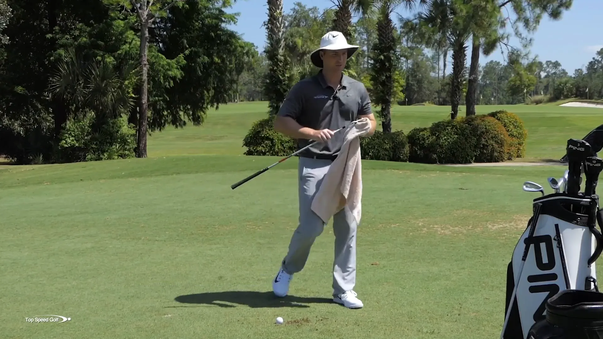 Cleaning the wedge before a shot