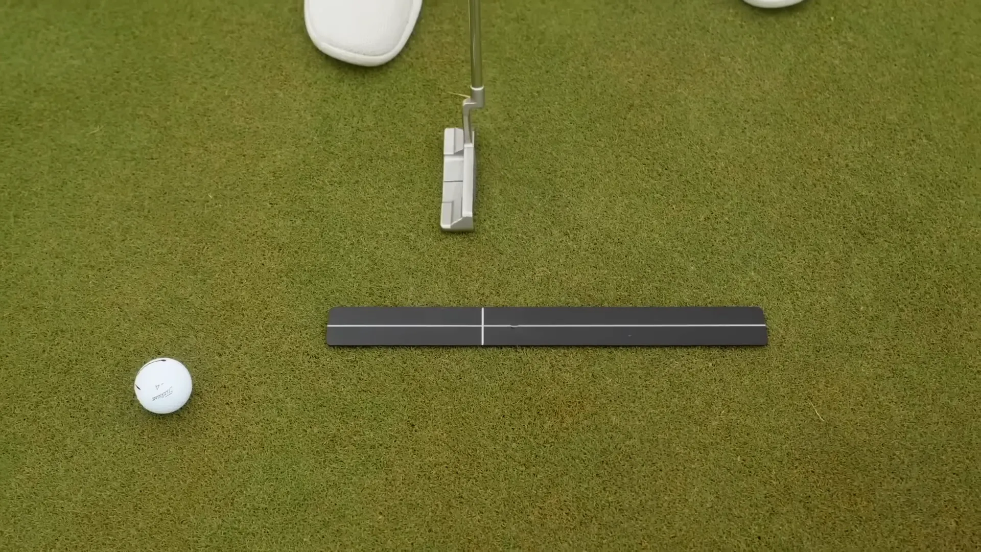 Lightly resting the putter with minimal pressure on the ground