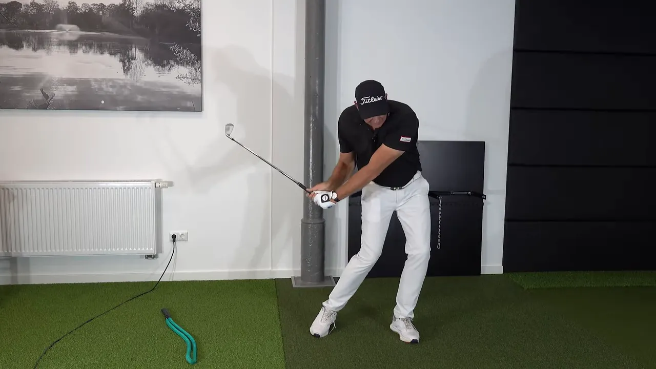 Knee beating the hands to the impact position