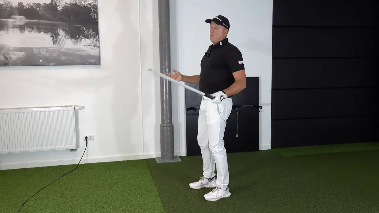 End of grip pointing up showing an unhinged wrist at release